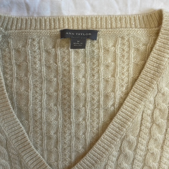 Ann Taylor. V Neck. 100% Cashmere. Sweater. - Picture 2 of 2